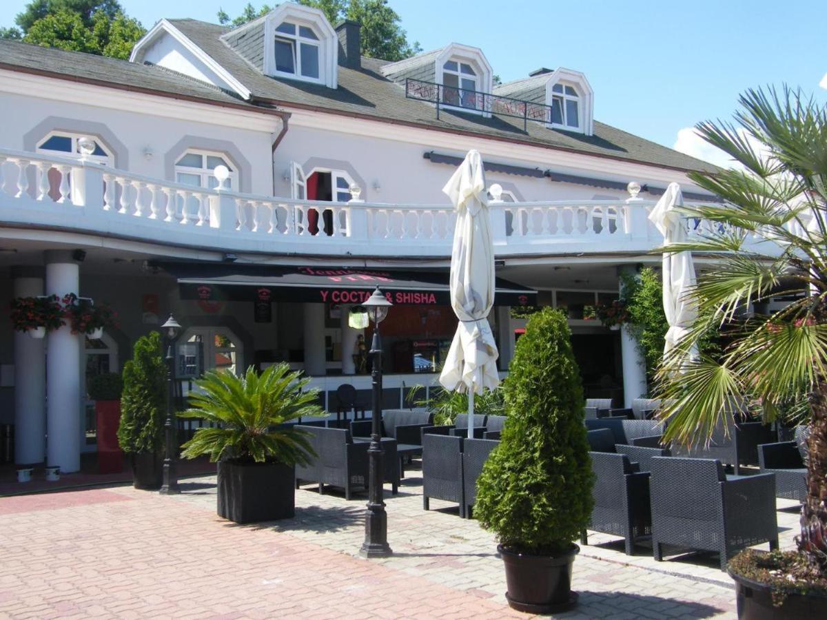 Y Hostel Balatonlelle Buitenkant foto